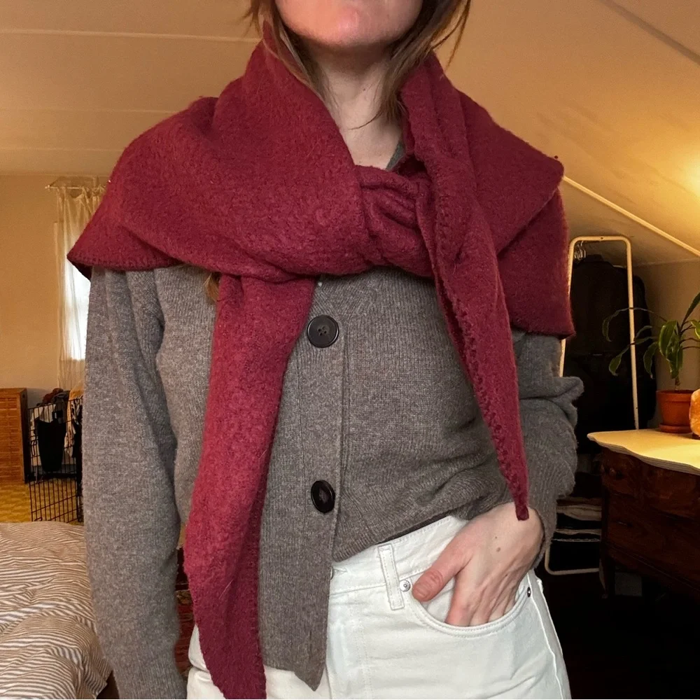Triangle Scarf - Picture 2 of 7